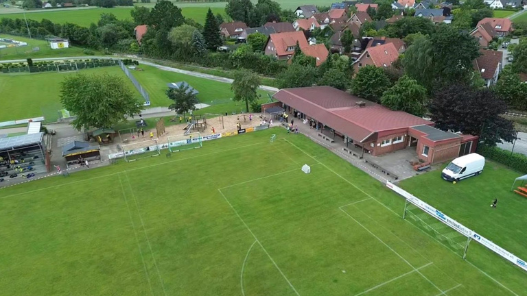 Neuer Rasenmäher zur Pflege der Fußballplätze