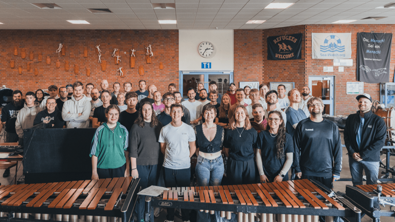 Uniformen und Props für 52 Indoor Percussion