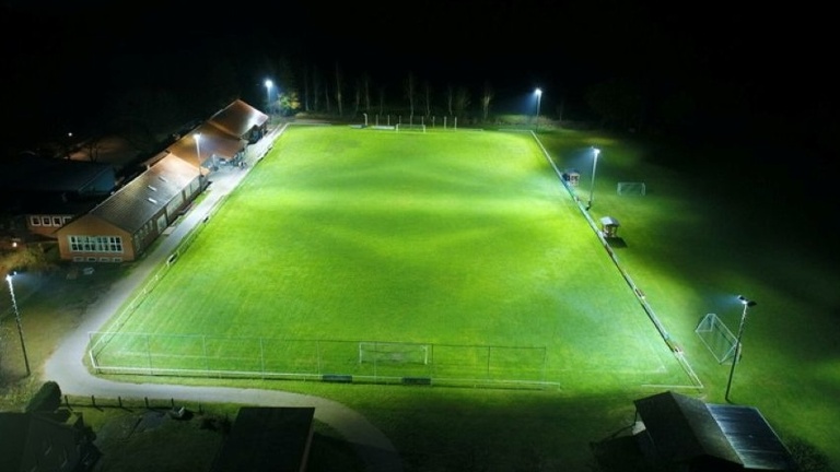 Kunstrasen und LED - Lichtmast für unseren Soccercourt