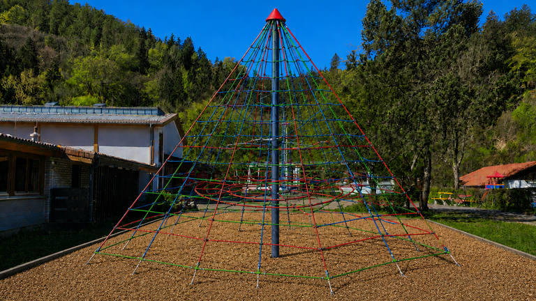 Seilpyramide zum Klettern und Entdecken für unseren Schulhof