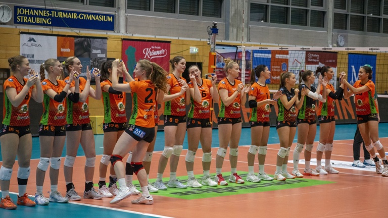 Auf- und Abrollgerät für Sportbodenbelag