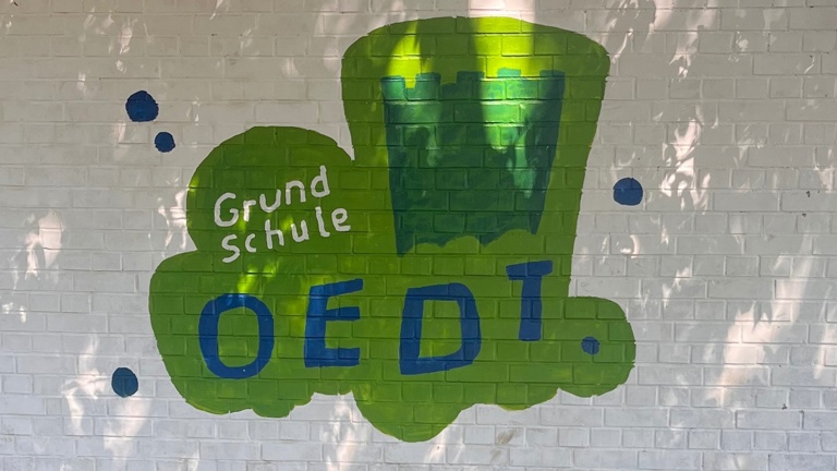 Multifunktionssportfeld auf dem Schulhof der Grundschule in Oedt