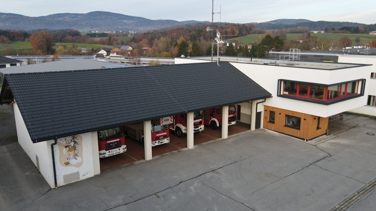 Neue Möbel für die Feuerwehr Schöllnach