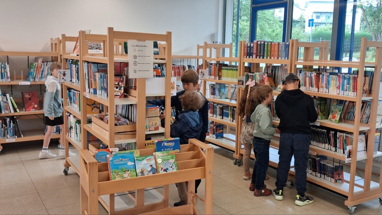 Neue Bücher für die Schulbibliothek der Grundschule an der Lahnaue