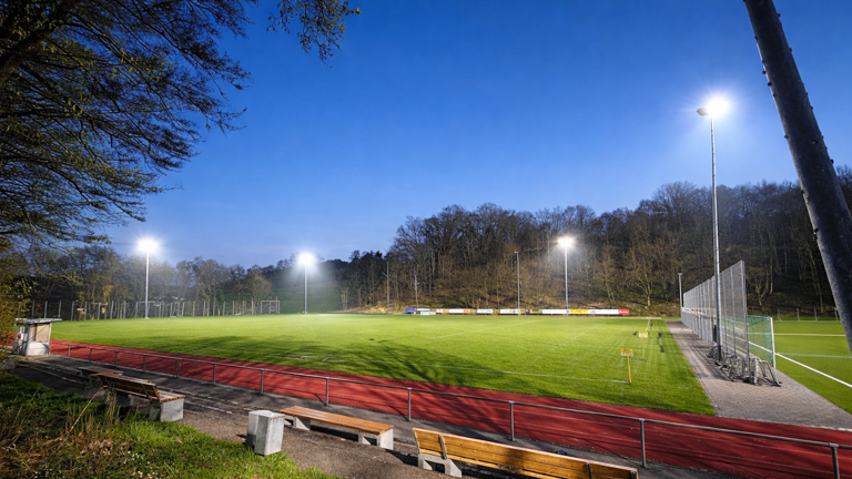 Modernes LED-Flutlicht im Steinbachstadion – nachhaltig in die Zukunft