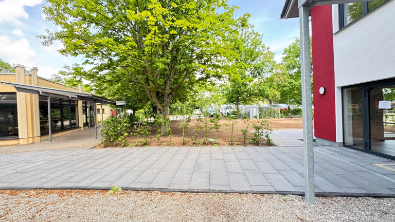 Trocken ans Ziel - überdachter Weg zwischen Sportzentrum und Tanzhalle