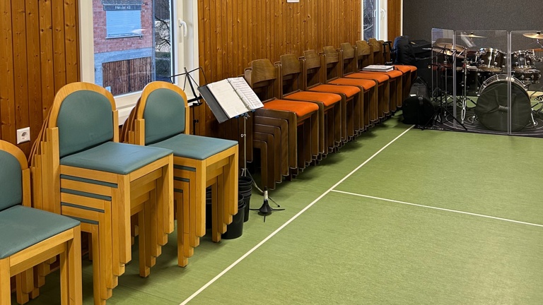 Neue Stühle und Tische für unser Musikerheim